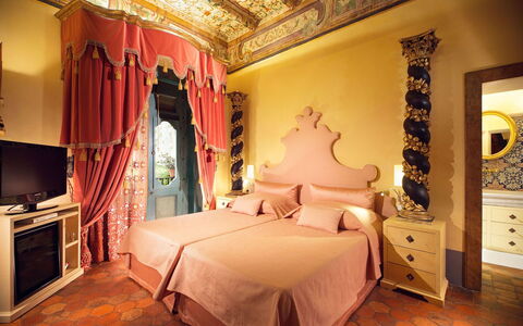 Palazzo Santa Croce: Möbel, Interior Design, Schlafzimmer, Beleuchtung, Bett, Fussboden, Zimmer, Bedding, Bettrahmen, Bettdecke