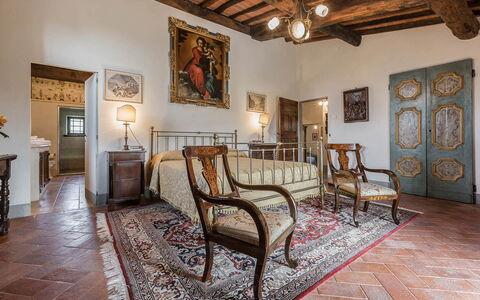 Villa del Colle: Wand, Möbel, Flooring, Fussboden, Decke, Stuhl, Bettrahmen, Bilderrahmen, Schlafzimmer, Bett
