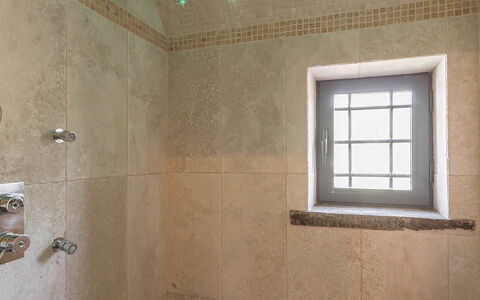 Villa del Colle: Decke, Flooring, Light Fixture, Fussboden, Badezimmer, Armatur, Duschkopf, Dusche, Installation, Natürliches Material