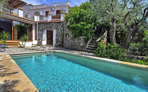 Villa del Mare: Blau, Schwimmbad, Resort, Verbundwerkstoff, Estate, Eco Hotel, Hazienda, Water Feature, Villa, Hinterhof