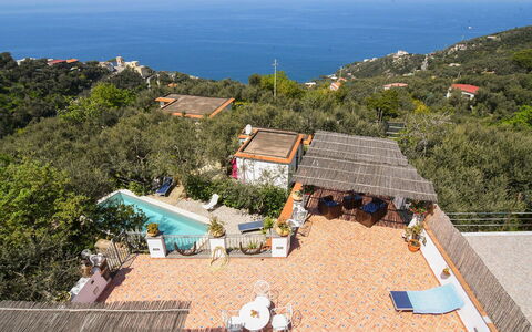 Villa del Mare: Resort, Wohngebiet, Schwimmbad, Eco Hotel, Estate, Vogelperspektive, Bergstation, Luftaufnahmen, Dorf, Villa