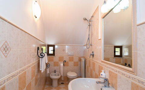 Villa del Mare: Armatur, Flooring, Badezimmer, Bad Sink, Interior Design, Sinken, Zapfhahn, Fussboden, Installation, Decke