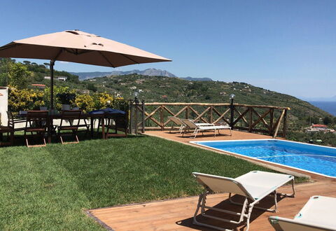 Villa del Saraceno: Schwimmbad, Gartenmöbel, Resort, Möbel, Eco Hotel, Regenschirm, Gebirge, Freizeit, Schatten, Sonnenliege