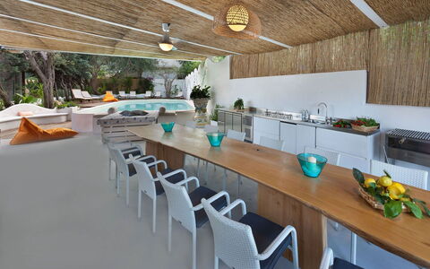 Villa delle Sirene: Möbel, Interior Design, Decke, Stuhl, Tabelle, Countertop, Resort, Zimmerpflanze, Küche & Esszimmer Tisch, Küche