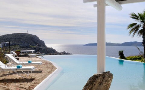 Villa Delos: Blau, Wasser, Schwimmbad, Gewässer, Resort, Küsten Und Ozeanische Forms, Küste, Meer, Gartenmöbel, Eco Hotel