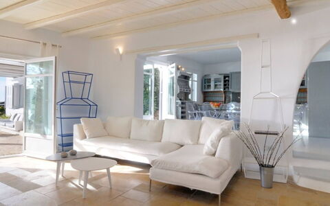 Villa Delos: Möbel, Interior Design, Flooring, Fussboden, Couch, Decke, Tabelle, Wohnzimmer, Zuhause, Beleuchtung