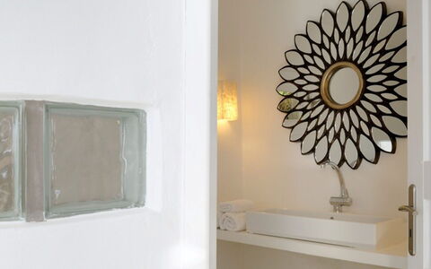 Villa Delos: Wand, Interior Design, Zuhause, Beleuchtung, Armatur, Decke, Bad Sink, Zimmer, Spiegel, Badezimmer