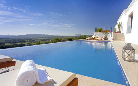 Villa Edward: Blau, Schwimmbad, Resort, Gartenmöbel, Sonnenliege, Eco Hotel, Thermae, Regenschirm, Stuhl, Hotel