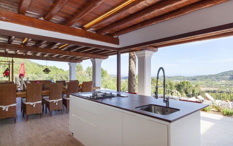 Villa Edward: Küche, Interior Design, Countertop, Flooring, Möbel, Decke, Stuhl, Küche & Esszimmer Tisch, Holzbeize, Strahl