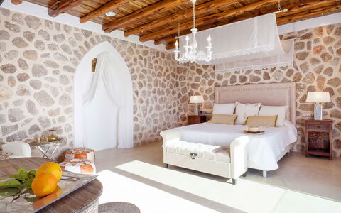 Villa Edward: Möbel, Interior Design, Fussboden, Flooring, Schlafzimmer, Beleuchtung, Decke, Bett, Zimmer, Zuhause