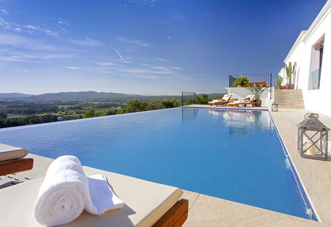 Villa Edward: Blau, Schwimmbad, Resort, Gartenmöbel, Sonnenliege, Eco Hotel, Thermae, Regenschirm, Stuhl, Hotel