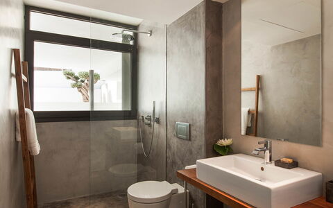 Villa Emily: Wand, Armatur, Interior Design, Flooring, Badezimmer, Fussboden, Spiegel, Sinken, Zapfhahn, Zuhause