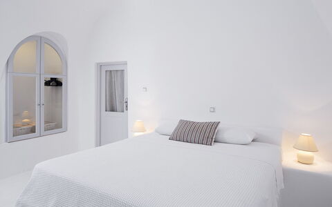 Villa Eros: Weiss, Schlafzimmer, Wohnung, Bett, Design, Bedding, Kissen, Bettdecke, Daylighting, Dekokissen