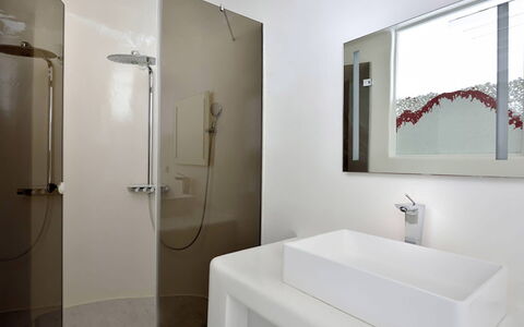 Villa Fabulous: Badezimmer, Armatur, Interior Design, Wand, Flooring, Fussboden, Zapfhahn, Spiegel, Sinken, Bad Sink