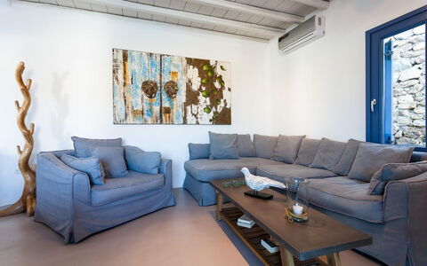 Villa Filìa: Möbel, Couch, Interior Design, Holz, Flooring, Tabelle, Fussboden, Wohnzimmer, Wohnung, Beleuchtung