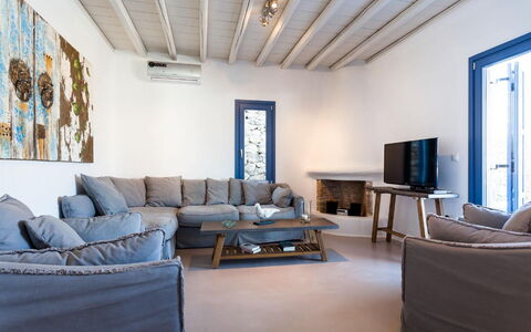 Villa Filìa: Möbel, Interior Design, Holz, Couch, Fussboden, Flooring, Wohnung, Zuhause, Wohnzimmer, Tabelle