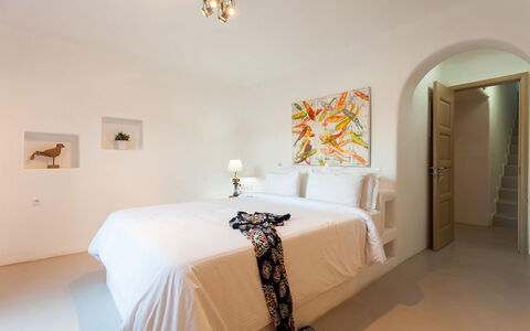 Villa Filìa: Wand, Interior Design, Flooring, Fussboden, Möbel, Decke, Schlafzimmer, Beleuchtung, Zuhause, Bett