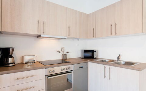 Villa Filìa: Möbel, Küche, Countertop, Küchengerät, Cabinetry, Interior Design, Holz, Flooring, Major Appliance, Fussboden