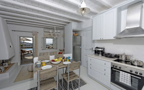 Villa Fos: Möbel, Wohnung, Stuhl, Schatten, Design, Countertop, Cabinetry, Küche & Esszimmer Tisch, Penthouse, Küche