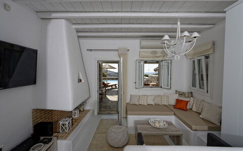 Villa Fos: Möbel, Wohnung, Resort, Stuhl, Wohnzimmer, Schatten, Kissen, Design, Couch