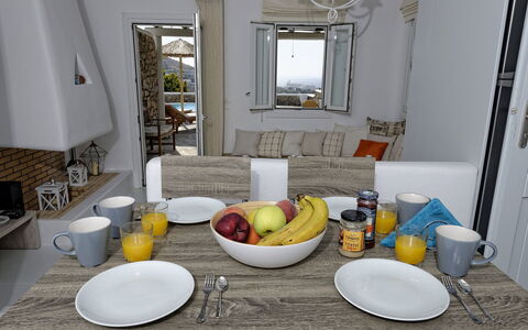 Villa Fos: Möbel, Geschirr, Tabelle, Stuhl, Servierware, Interior Design, Drinkware, Essen, Dishware, Küche & Esszimmer Tisch