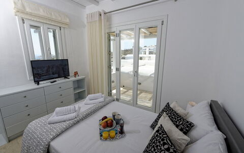 Villa Fos: Möbel, Interior Design, Fussboden, Wohnung, Schlafzimmer, Zuhause, Zimmer, Decke, Bett, Bedding