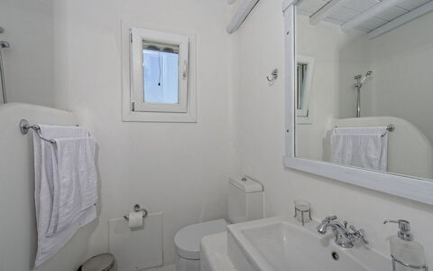 Villa Fos: Armatur, Badezimmer, Sinken, Fussboden, Interior Design, Flooring, Bad Sink, Zapfhahn, Installation, Zimmer