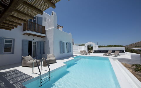 Villa Gazelia: Blau, Schwimmbad, Design
