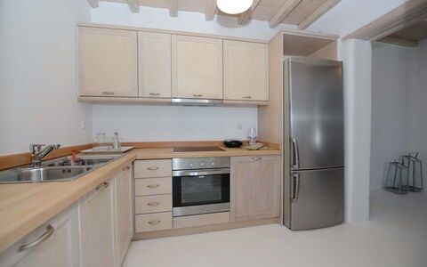 Villa Gazelia: Küche, Countertop, Küchengerät, Cabinetry, Major Appliance, Möbel, Interior Design, Holz, Flooring, Spüle