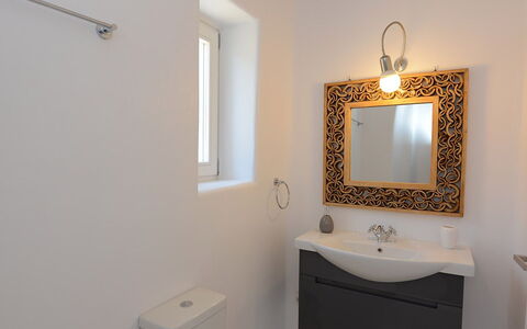 Villa Gazelia: Armatur, Badezimmer, Wand, Interior Design, Flooring, Sinken, Fussboden, Bad Sink, Zapfhahn, Spiegel