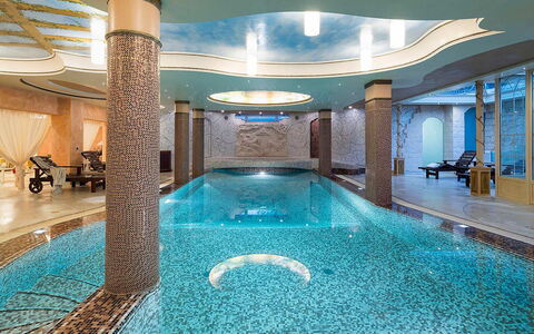Villa Gemma: Interior Design, Flooring, Beleuchtung, Fussboden, Decke, Resort, Light Fixture, Hotel, Empfangshalle, Schwimmbad