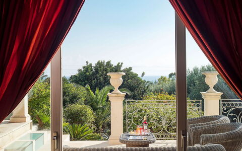 Villa Gemma: Möbel, Interior Design, Vorhang, Fensterbehandlung, Stuhl, Fensterabdeckung, Schatten, Eco Hotel, Wohnzimmer, Zimmerpflanze