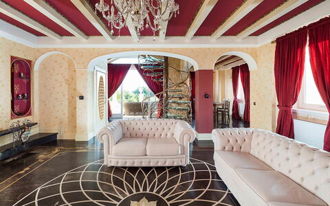Villa Gemma: Flooring, Interior Design, Möbel, Fussboden, Holz, Couch, Beleuchtung, Decke, Wohnzimmer, Tabelle
