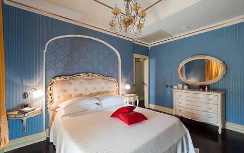 Villa Gemma: Möbel, Schlafzimmer, Interior Design, Bett, Bettdecke, Bedding, Decke, Textil, Beleuchtung, Linens