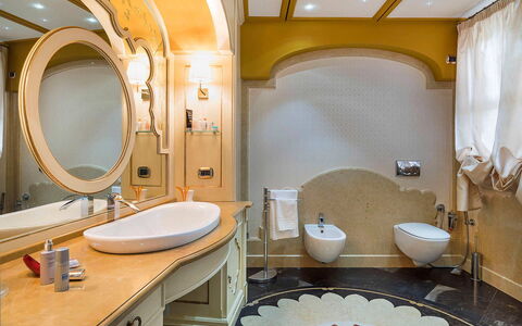 Villa Gemma: Interior Design, Bad Sink, Armatur, Sinken, Flooring, Zapfhahn, Badezimmer, Beleuchtung, Installation, Decke