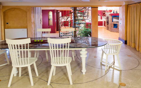 Villa Gemma: Möbel, Interior Design, Flooring, Holz, Stuhl, Fussboden, Tabelle, Esszimmer, Küche & Esszimmer Tisch, Beleuchtung