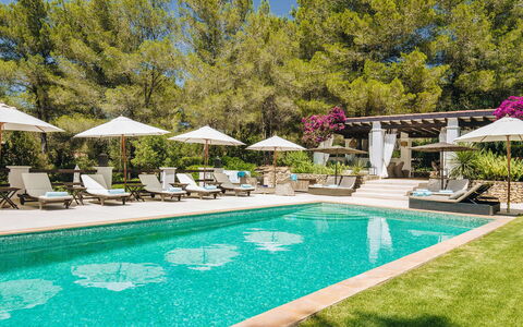 Villa Gold: Schwimmbad, Resort, Gartenmöbel, Sonnenliege, Eco Hotel, Regenschirm, Schatten, Freizeit, Garten, Landscaping