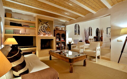 Villa Gold: Möbel, Interior Design, Flooring, Wand, Couch, Fussboden, Holz, Decke, Wohnzimmer, Zimmer