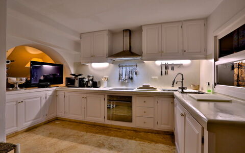 Villa Gold: Küche, Countertop, Küchengerät, Cabinetry, Interior Design, Major Appliance, Möbel, Light Fixture, Beleuchtung, Decke