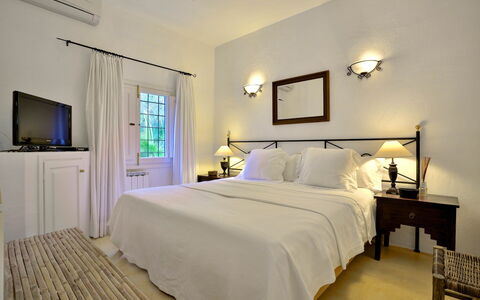 Villa Gold: Möbel, Interior Design, Decke, Flooring, Fussboden, Bett, Schlafzimmer, Stuhl, Resort, Zuhause
