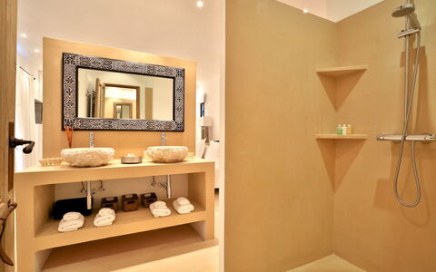 Villa Gold: Armatur, Wand, Interior Design, Badezimmer, Flooring, Bad Sink, Zapfhahn, Fussboden, Installation, Sinken