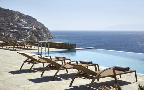 Villa Helios: Möbel, Gartenmöbel, Stuhl, Meer, Sonnenliege, Resort, Küste, Schwimmbad, Ozean, Holzboden