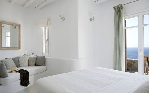 Villa Helios: Möbel, Interior Design, Bett, Fussboden, Schlafzimmer, Wohnung, Flooring, Zuhause, Linens, Dekokissen