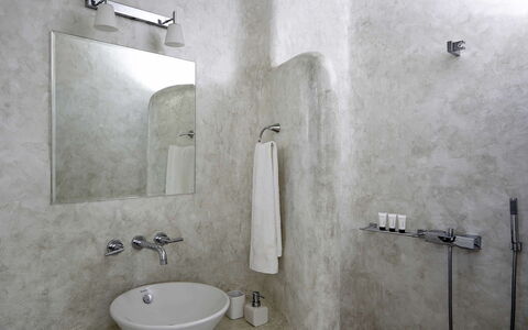 Villa Helios: Wand, Armatur, Interior Design, Zapfhahn, Flooring, Sinken, Badezimmer, Bad Sink, Installation, Fussboden