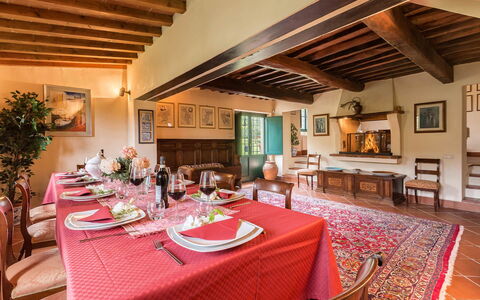 Villa Il Castagno: Wand, Möbel, Zuhause, Stuhl, Esszimmer, Küche & Esszimmer Tisch, Zimmerpflanze, Design, Villa, Hotel