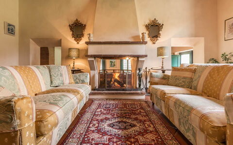 Villa Il Castagno: Möbel, Wand, Interior Design, Couch, Flooring, Wohnzimmer, Fussboden, Zimmer, Beleuchtung, Zuhause