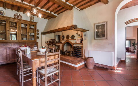 Villa Il Castagno: Möbel, Küche, Cabinetry, Regal, Regale, Schrank, Küche & Esszimmer Tisch, Countertop, Zimmerpflanze, Stuhl