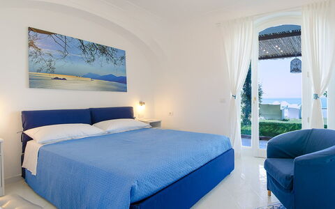 Villa Il Sogno di Praiano: Blau, Möbel, Interior Design, Fussboden, Schlafzimmer, Meer, Bett, Zimmer, Decke, Bedding