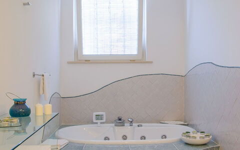 Villa Il Sogno di Praiano: Interior Design, Decke, Flooring, Badewanne, Armatur, Fussboden, Beleuchtung, Installation, Zuhause, Badezimmer