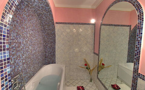 Villa Incanto: Wand, Flooring, Armatur, Interior Design, Fussboden, Badezimmer, Installation, Fliese, Zapfhahn, Badewanne